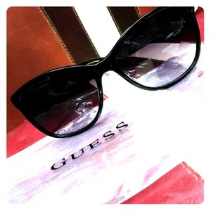 WOMEN'S GUESS BRAND SUNGLASSES